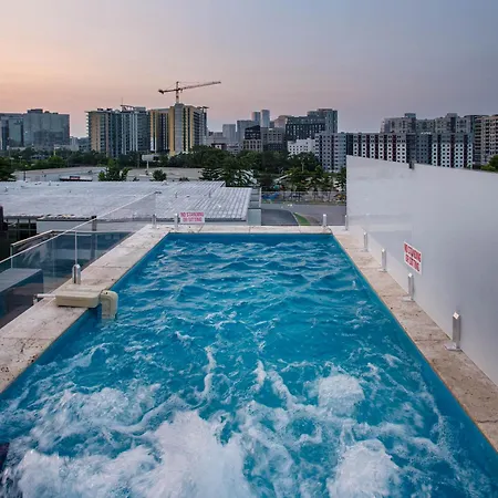 Skyline Views - Rooftop Pool - Maximum Luxury